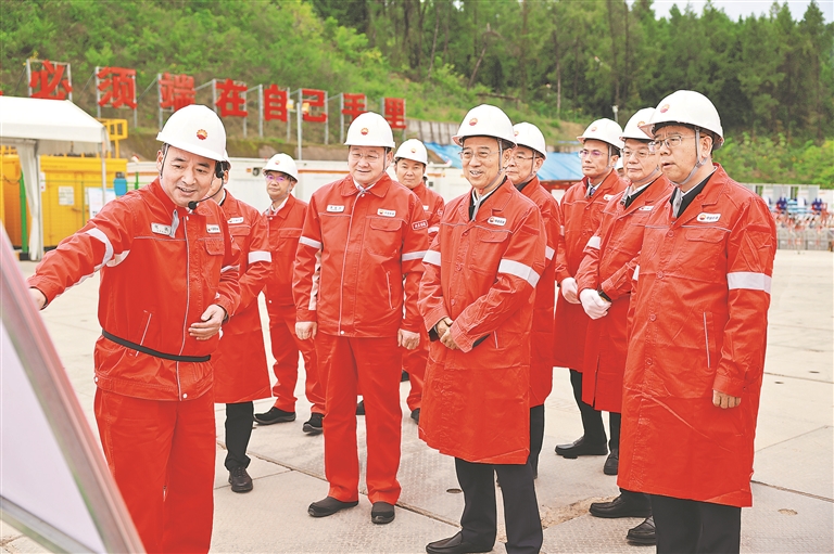 戴厚良到驻四川部分企业调研