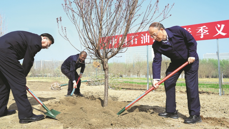 中国石油集团总部义务植树为京郊增绿添彩