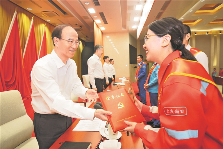 中国石油集团“两优一先”表彰大会在京举行