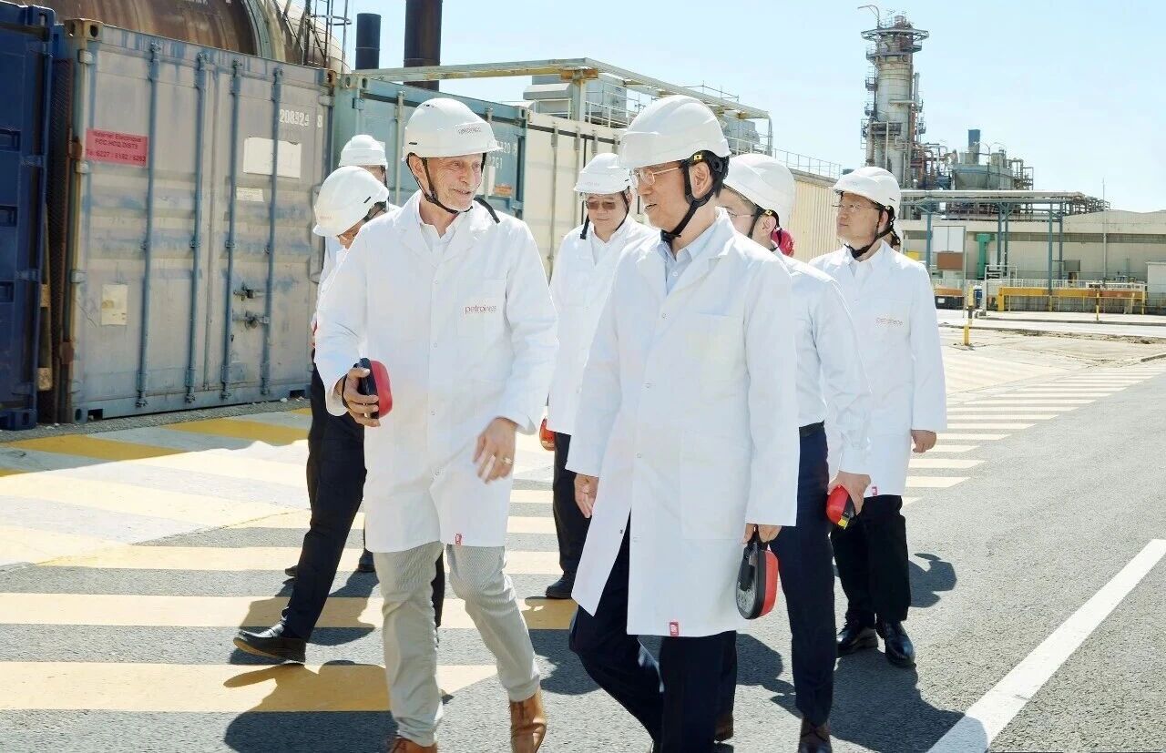 戴厚良到法国拉瓦莱炼厂调研